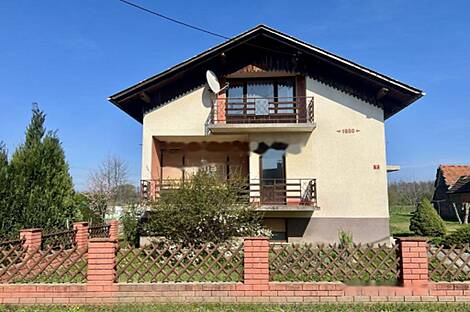 Кот на террасе дома.: 2