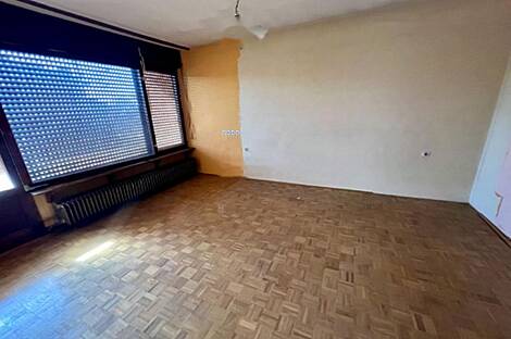 Кот на террасе дома.: 10