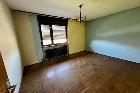 Кот на террасе дома.: 12