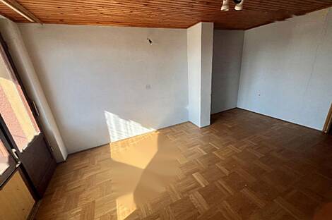 Кот на террасе дома.: 13