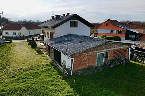 Кот на террасе дома.: 17