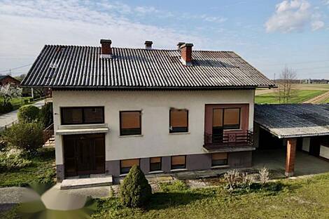 Кот на террасе дома.: 18