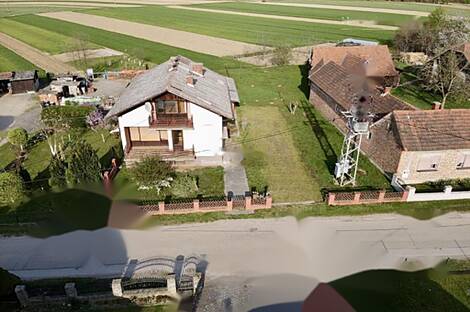 Кот на террасе дома.: 19