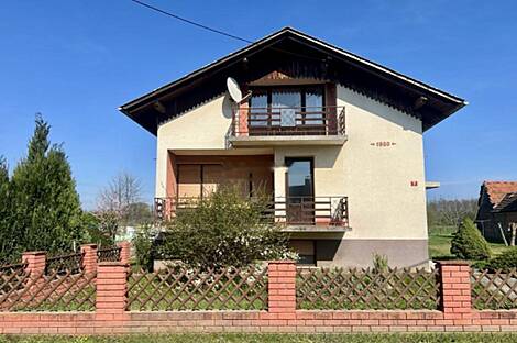 Кот на террасе дома.: 22