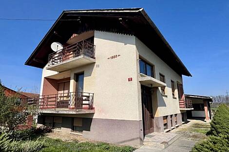 Кот на террасе дома.: 23