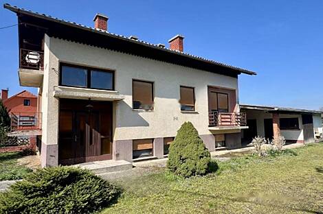 Кот на террасе дома.: 24