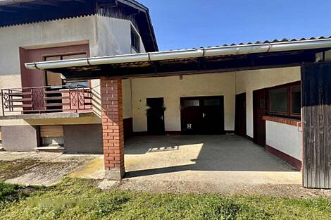 Кот на террасе дома.: 25