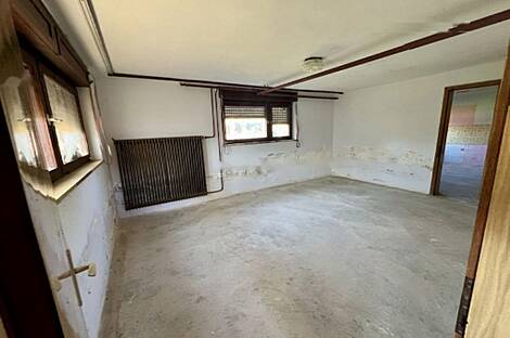 Кот на террасе дома.: 30