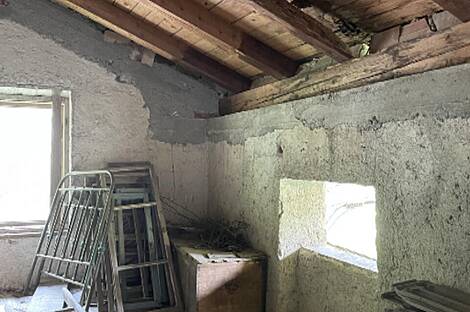 Здание возле моста через реку Коритница: 16