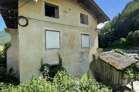 Здание возле моста через реку Коритница: 18