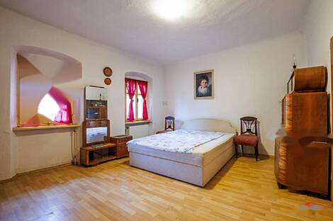 Здание, Метлика: 13