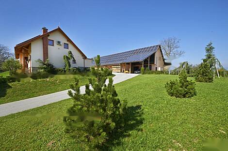 Дом на возвышенности, окруженный природой.: 2