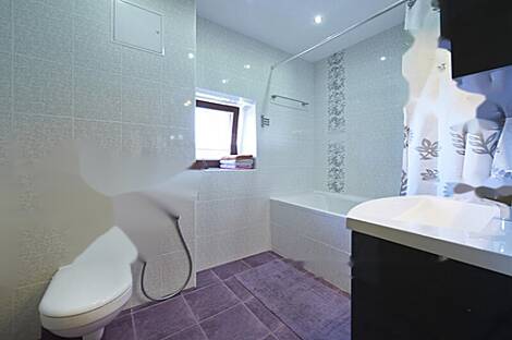 Дом на возвышенности, окруженный природой.: 7