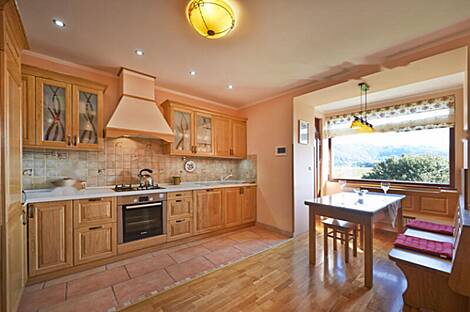 Дом на возвышенности, окруженный природой.: 10