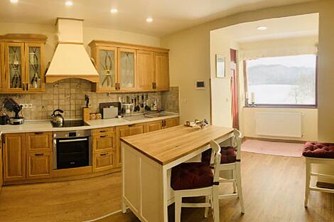 Дом на возвышенности, окруженный природой.: 12