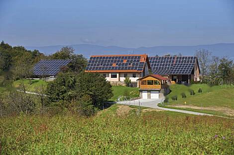 Дом на возвышенности, окруженный природой.: 13