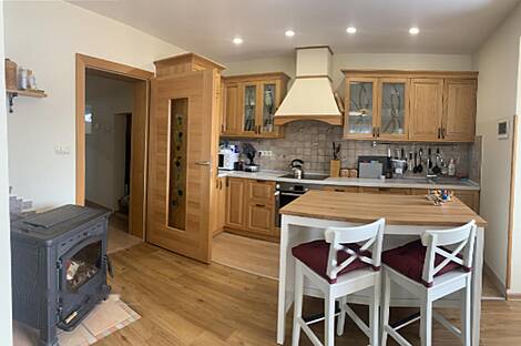 Дом на возвышенности, окруженный природой.: 14