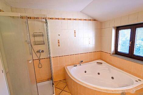 Новый Луч Вич является домом с террасой: 16