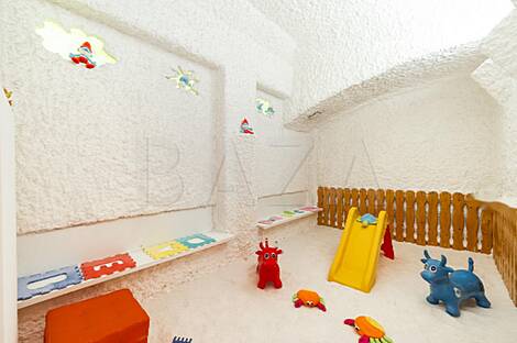 Торговое здание в центральной части города: 12