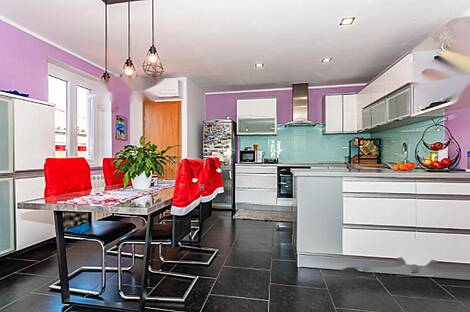 Апартаменты с пятью и более комнатами: 2