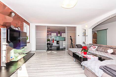 Апартаменты с пятью и более комнатами: 12