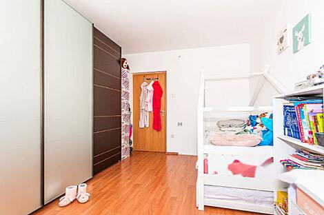 Апартаменты с пятью и более комнатами: 18