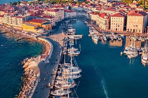 Жилая площадь с пятью и более комнатами в Пиране: 23