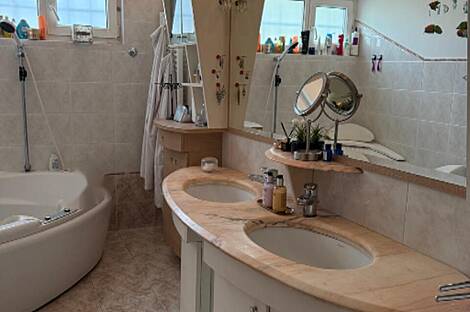 Здание с атриумом на Юрчкова улице.: 6