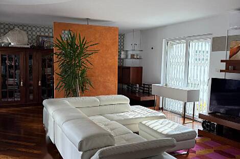 Здание с атриумом на Юрчкова улице.: 12