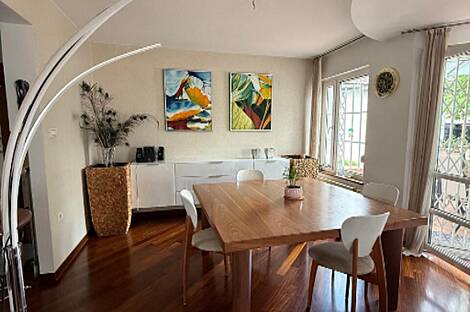 Здание с атриумом на Юрчкова улице.: 13