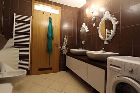 Шишка - это квартира с двумя комнатами: 12