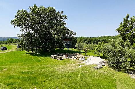 Дом с подсобными сооружениями: 2