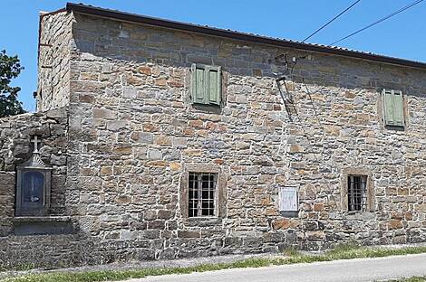 Дом с подсобными сооружениями: 3