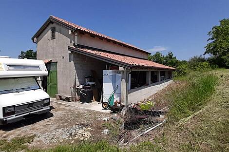 Дом с подсобными сооружениями: 17