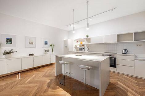 Квартира с тремя комнатами в центре города: 3