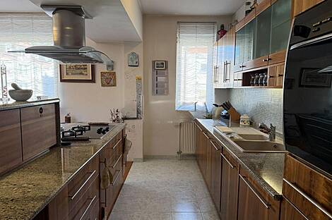 Дом с более чем 5 комнатами в районе Бежиград: 1