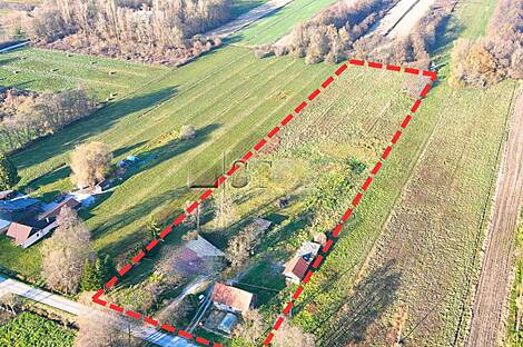 Жилище в Руднике расположено на плоском участке.: 1