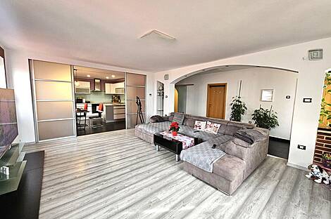 Жильё с пятью комнатами в Хрватини: 1