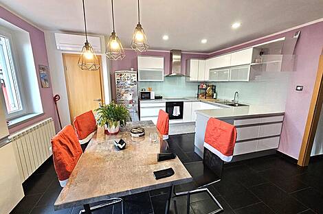 Жильё с пятью комнатами в Хрватини: 3