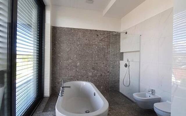 Продажа, квартира, 5 и более комнат: МЕВОДЕ, ВИД СВЕРХУ, ПОТОЛКИ ВЫСОКОЙ 3,5 М, ПРОСТОРНАЯ ТЕРРАСА, 2 МП В ПОДВАЛЕ, НИЗКИЕ ЗАТРАТЫ НА ОТОПЛЕНИЕ, ОХЛАЖДЕНИЕ - ПОДОГРЕВ ПОЛА С ТЕПЛОВЫМ НАСОСОМ, ПОТОЛОЧНОЕ ОХЛАЖДЕНИЕ, 331 м2: 1